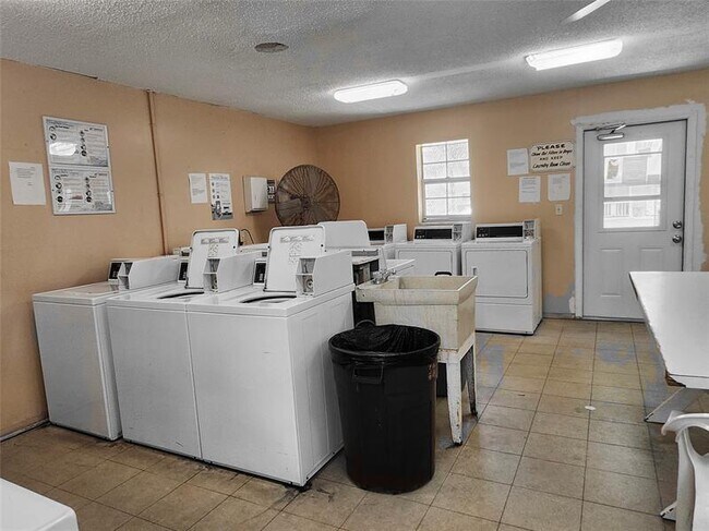 Building Photo - 475 SE 8th St