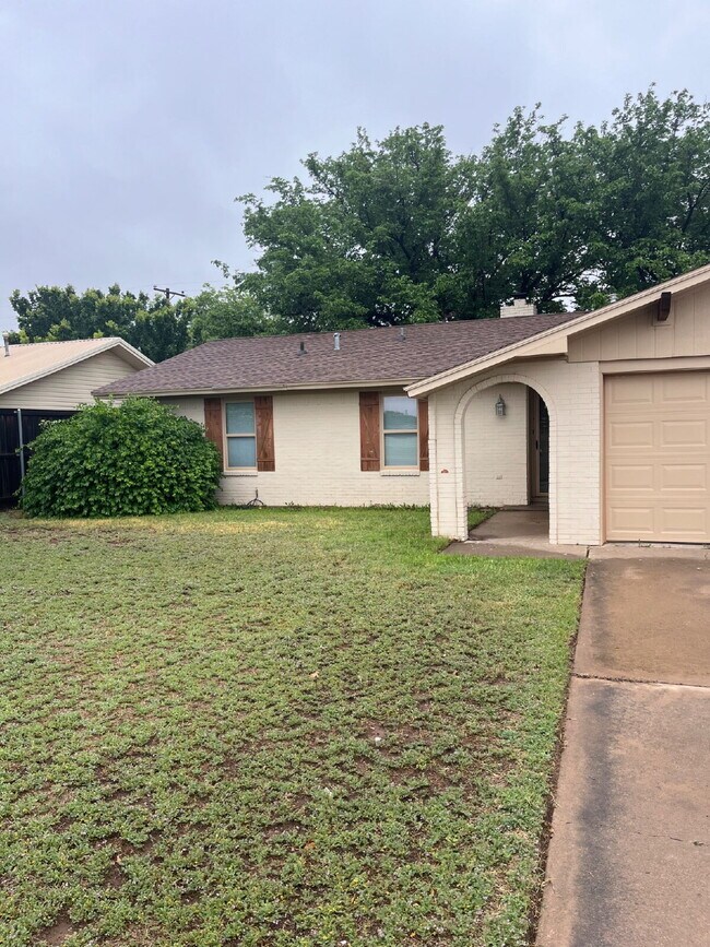 Building Photo - "Charming 3-Bedroom with 2 Full Baths in L...
