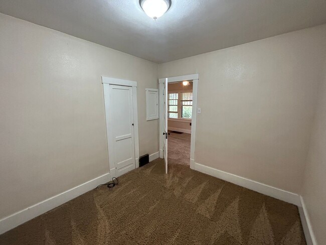 Building Photo - Charming 2 bedroom 1 bath home!