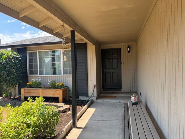 Building Photo - Updated 3-bedroom, 2-bathroom house in desirable Thurston neighborhood!