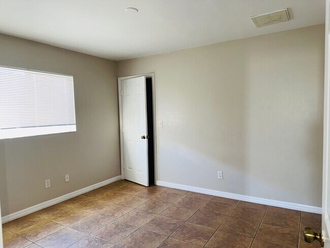 Building Photo - Experience this Cape Coral 3 bedroom 2 bath corner duplex with 1 car garage and screened in lanai.