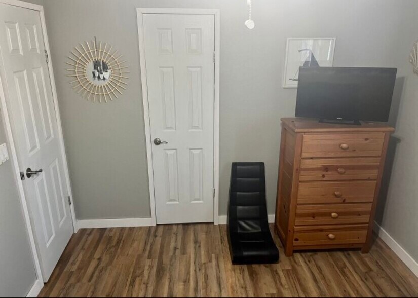 Bedroom #3 with tv and spacious closet - 945 Plantation Rd