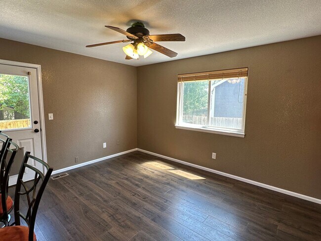 Building Photo - 3BD 3Bath Updated Home in Great Condition!
