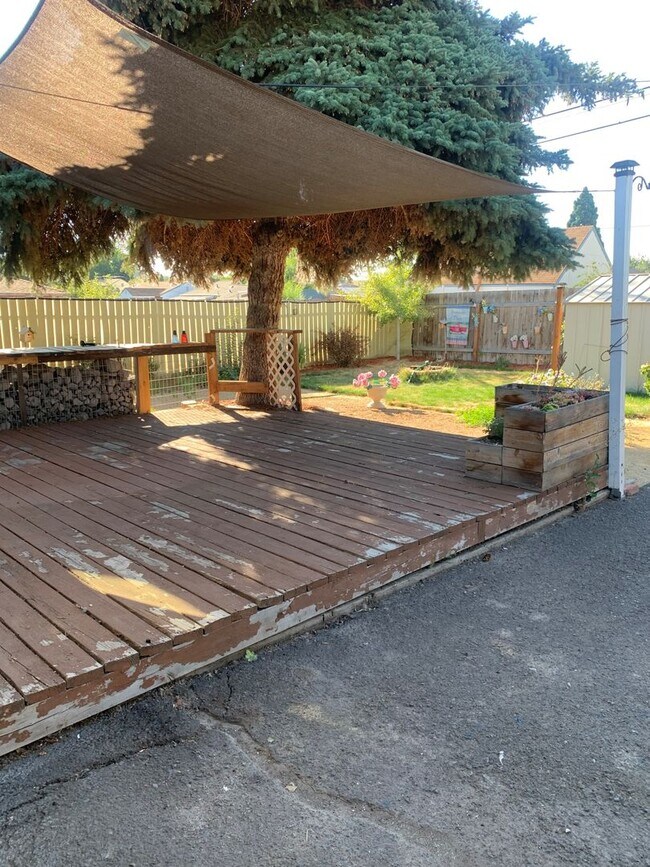 Building Photo - 2 Bedroom House