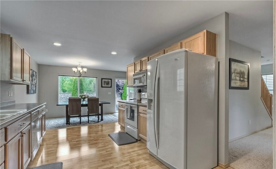 Building Photo - Beautiful Renton Home with A/C Available from now to 5/4/26