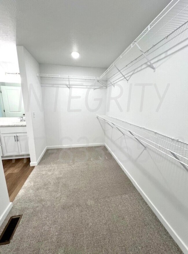 Building Photo - 478 E Lennox St