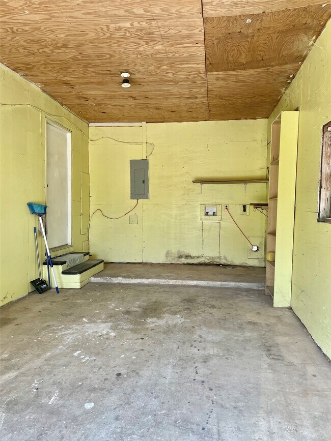 Building Photo - 611 N Avenue D