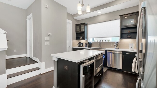 Building Photo - 607 Bayou St