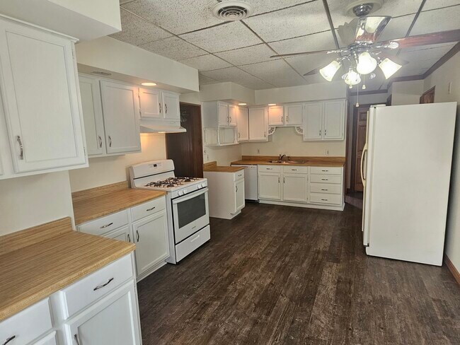 Building Photo - 8150 N Thorsen Ln