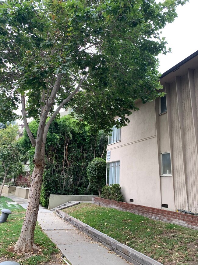 Building Photo - 936 N Stanley Ave