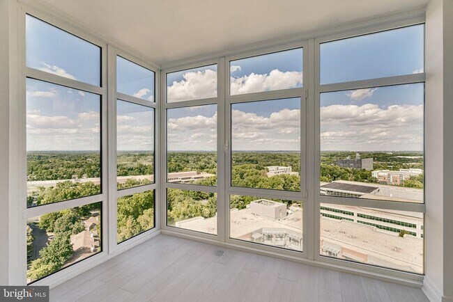 Building Photo - 8220 Crestwood Heights Dr