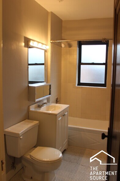 Building Photo - 3005 N Racine Ave