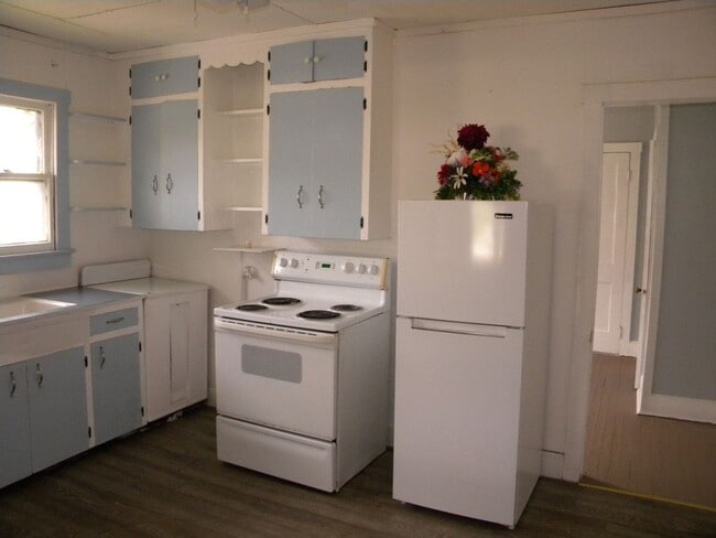 Building Photo - 1014 NE 8th Ave