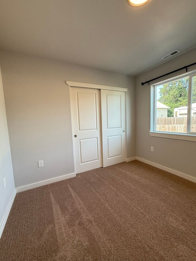 Building Photo - Gorgeous Pet Friendly Three Bedroom Lebano...