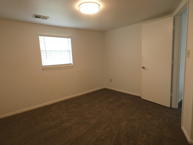 Building Photo - 5901 Creek View Dr