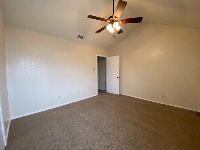 Building Photo - AVAILABLE NOW 2 BED 1.5 BATH TOWNHOME IN K...
