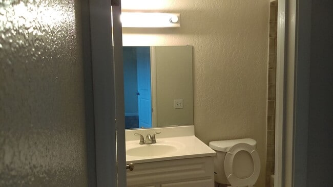 Building Photo - Nice and Clean 2 Bedroom 1 Bath Duplex in Orangevale