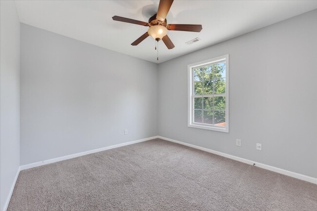Building Photo - Pet Friendly Three Bedroom!