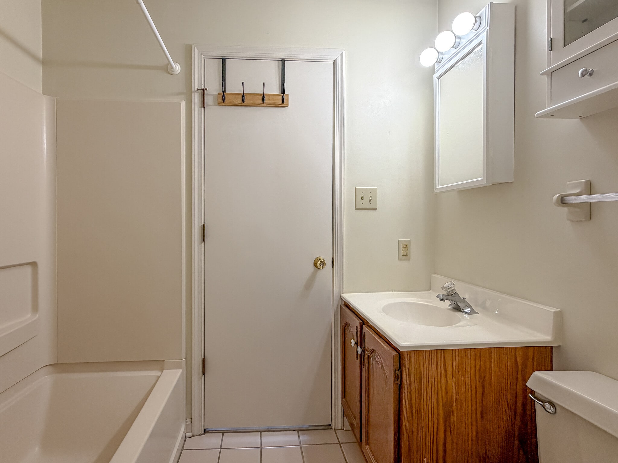 Building Photo - 208 Greenview Dr