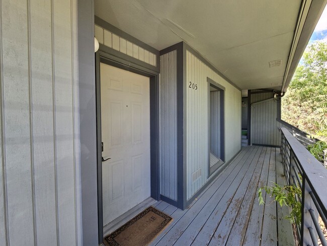 Building Photo - Centrally Located Quiet 2nd Story Condo unfurnished