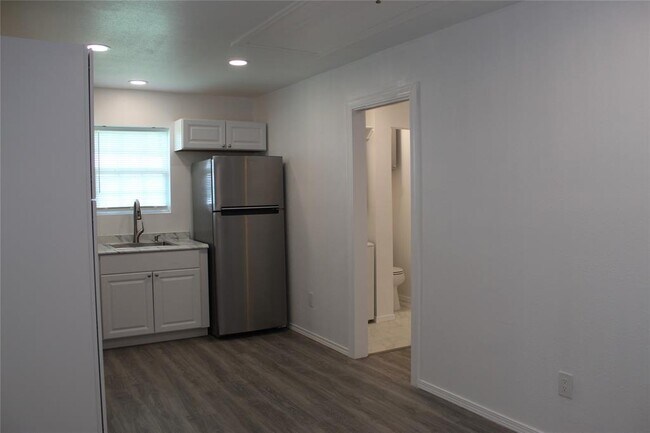 Building Photo - 229 Neyland St