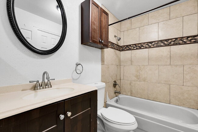 Building Photo - $2,695 - 5 Bed, 4 Bath Townhome in Aurora ...