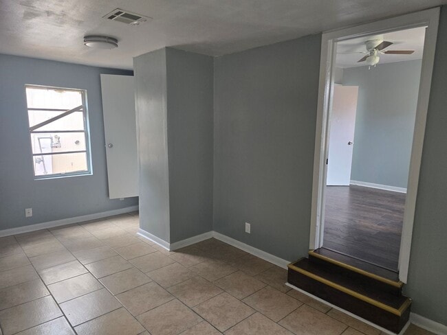 Building Photo - Spacious 4 bedroom/1 bath home with Centra...