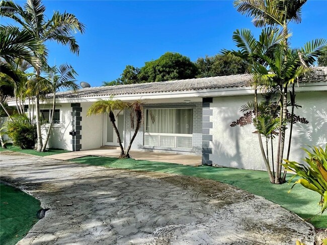 Primary Photo - 1400 E Hawthorne Cir