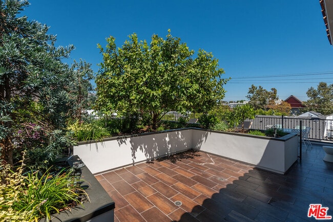 Building Photo - 718 Croft Ave