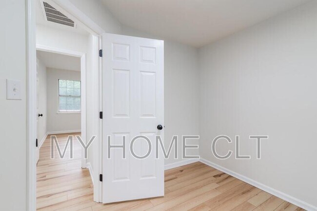 Building Photo - 8413 Woodford Bridge Dr