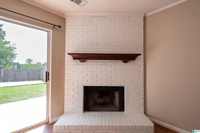 Building Photo - 1402 Applegate Dr