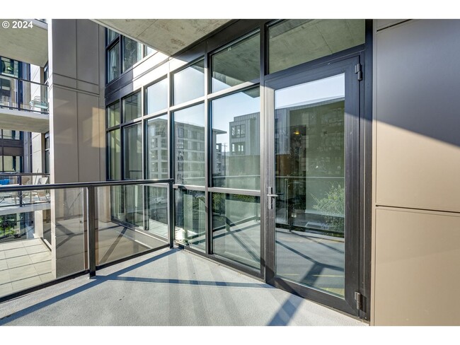 Building Photo - Modern Condo in NW District, Portland! On ...