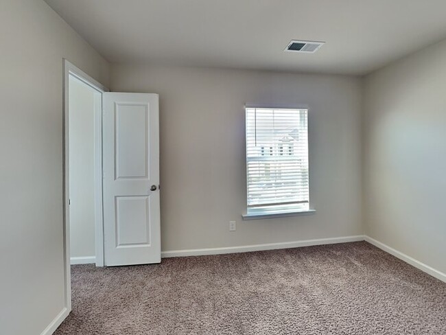 Building Photo - Located in desirable Ashton Lakes neigComi...