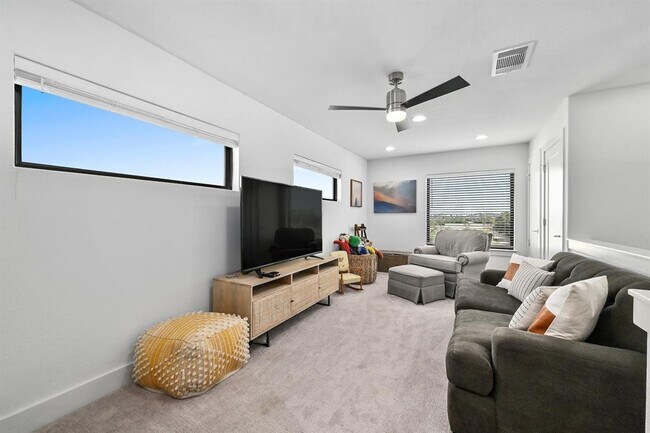 Building Photo - 2050 Lohmans Spur Rd