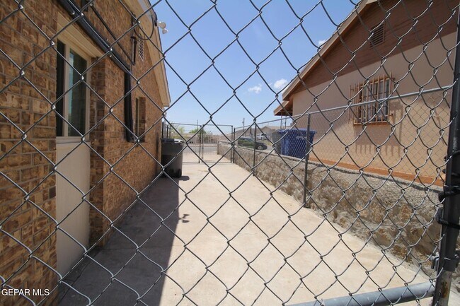 Building Photo - 2529 Jackson Ave