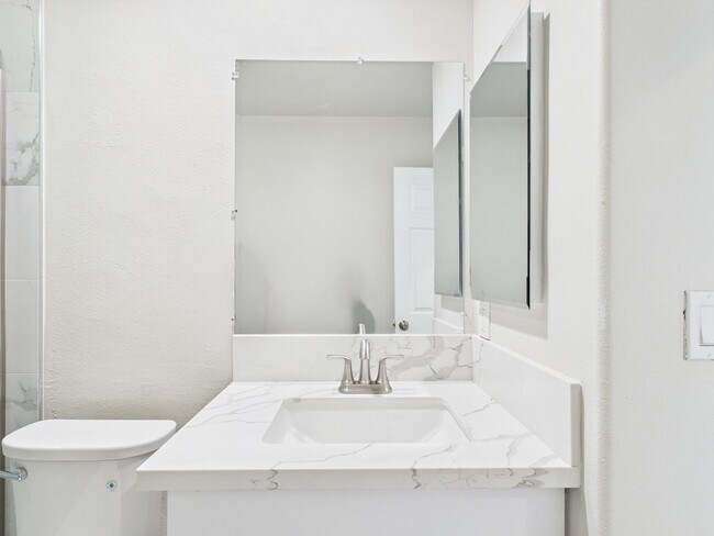 Building Photo - NEW NEW NEW remodeled -3bedroom/3bath Town...