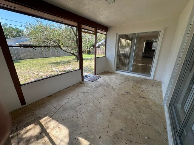 Building Photo - 744 SE Fallon Dr