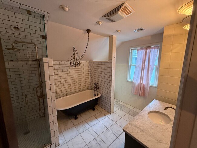 Building Photo - Charming For Lease Opportunity in Historic Carlton Place!