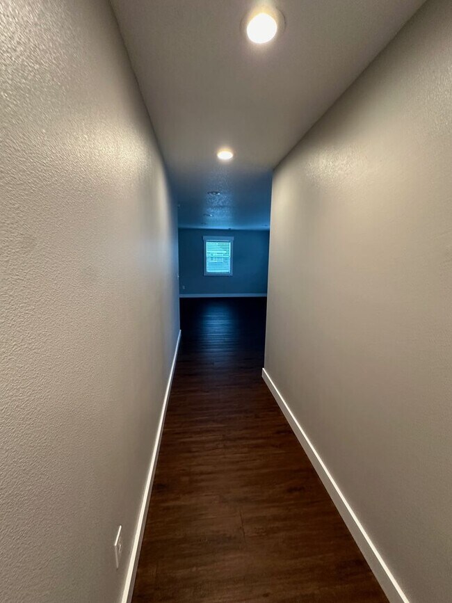 Building Photo - 4 Bedroom House Available in Hammond!