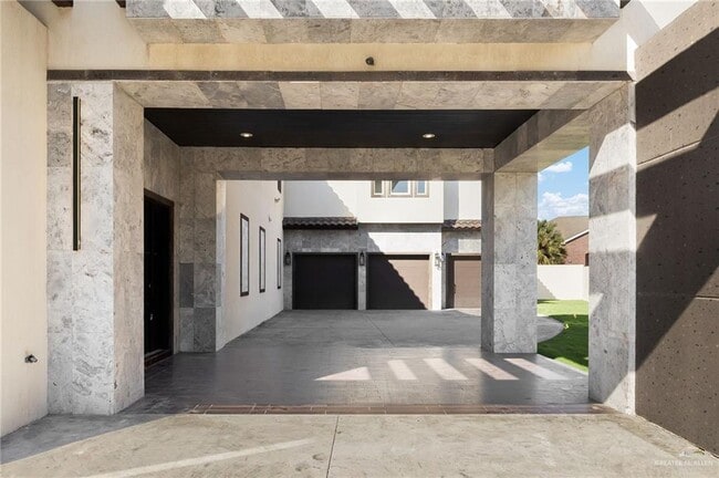 Building Photo - 45 Travis St