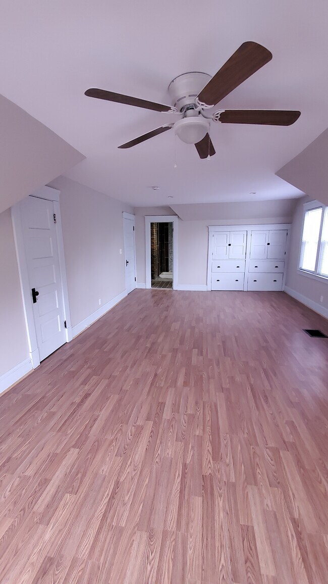 Masterbedroom - 1606 E 85th St