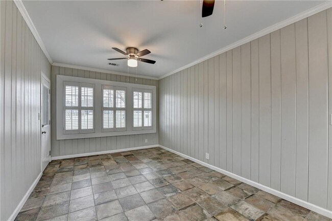 Building Photo - 8 Highland Ln