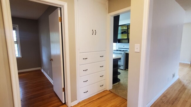 Building Photo - Spacious 2 Bd Main Level Duplex