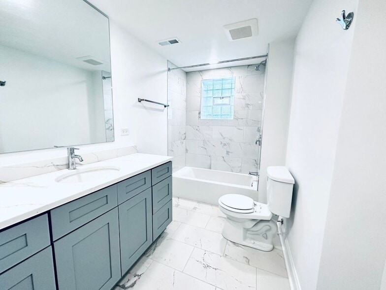 Building Photo - 901 W Agatite Ave