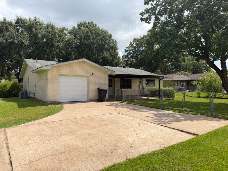 1.5 car garage/double driveway - 415 N 33rd St