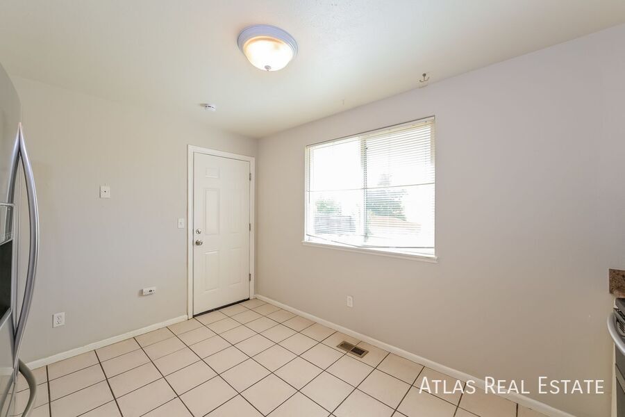 Building Photo - 14935 E Columbia Dr
