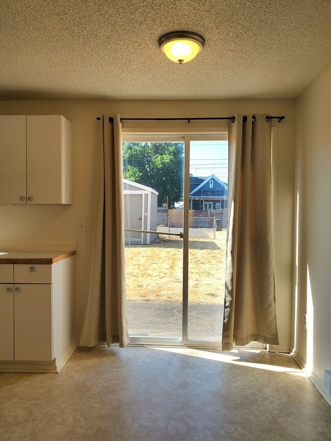 Building Photo - FG: 01010 E 35th