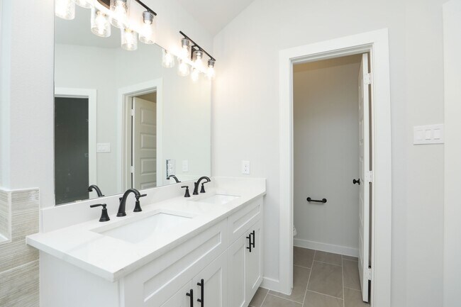 Building Photo - 1023 Santee Ct