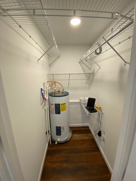 Closet - 2573 Hawkins Rd