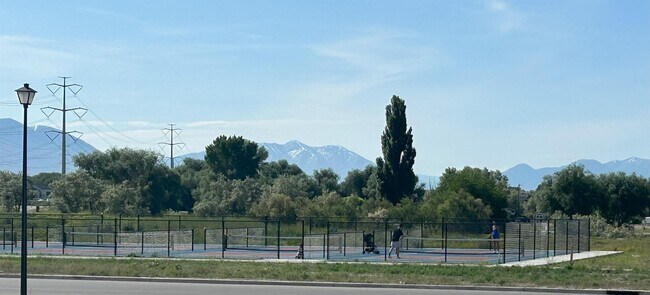 Building Photo - 613 N Pear Dr